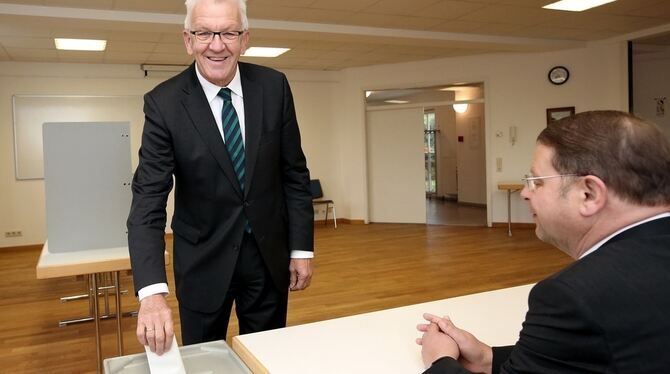 Der baden-württembergische Ministerpräsident Winfried Kretschmann gibt in Laiz bei Sigmaringen seine Stimme für die Bundestagswa