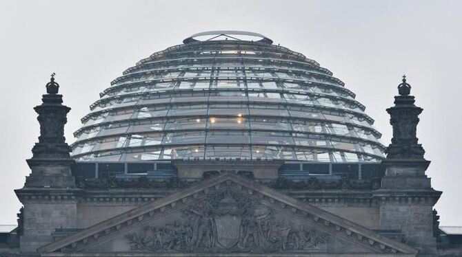 Spärlich erleuchtet ist die Kuppel auf dem Reichstag. Nach der Bundestagswahl werden dort künftig sieben Parteien vertreten s
