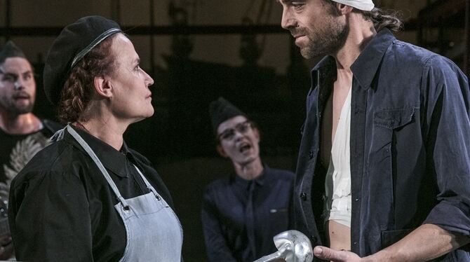 Irma (Susanne Weckerle) und der Mann ohne Vergangenheit (Rolf Kindermann) verlieben sich in einer Suppenküche der Heilsarmee ine