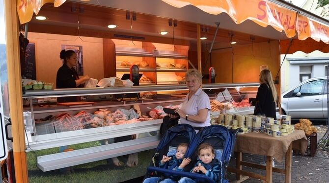 Ein Würstchen für ganz junge Kunden: Nathalie Barbje  verkauft für  Schmauders Hof aus Mehrstetten Brot, Wurst und Fleisch.