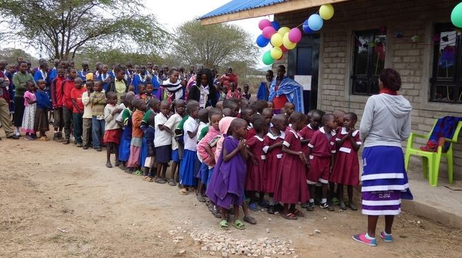 Dank deutscher Unterstützung, auch aus Reutlingen: Kindergarten-Einweihung im Maasai-Dorf Lesoit. FOTO: PRIVAT
