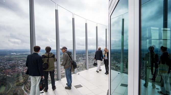 Besucher schauen während eines Rundgangs anlässlich der Eröffnung der Besucherplattform des Thyssenkrupp-Testturms für Aufzüge i