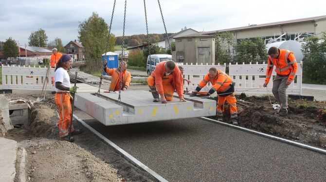 Die Bauarbeiter kommen mit der Sanierung des Kleinengstinger Bahnübergangs gut voran. Am 20. Oktober soll alles fertig sein. FOT
