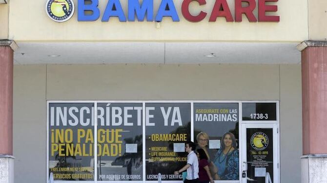 Eine Apotheke in Florida trägt die Aufschrift »Obamacare«. Die Abschaffung der Krankenversorgung mit dem Namen seines Amtsvor