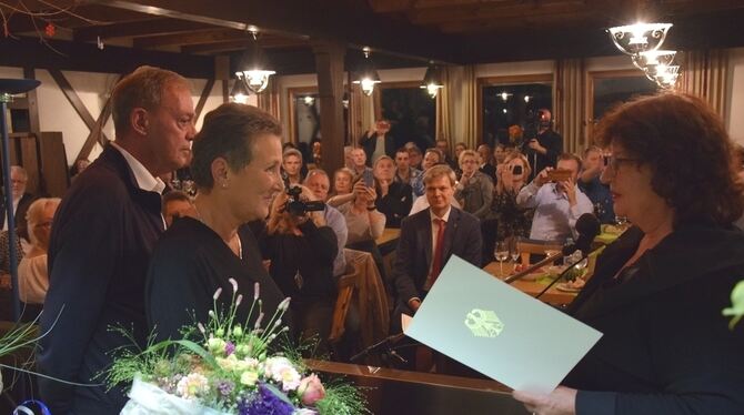 Hohe Auszeichnungen für das Ehepaar Hans und Christine Heinrichs: Staatssekretärin  Bärbl Mielich (rechts) übergibt die Verdiens