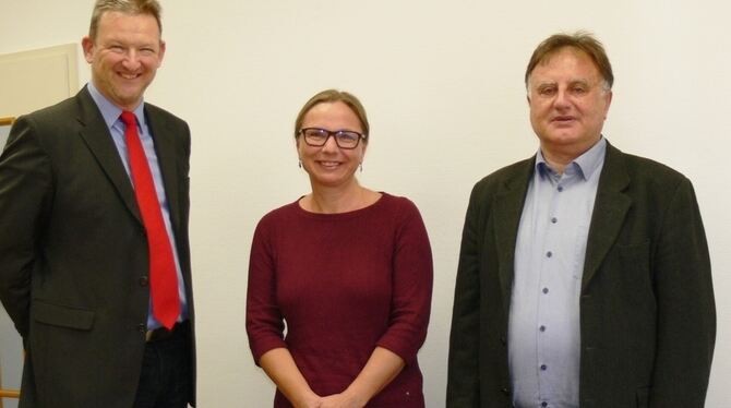 Bürgermeister Alexander Schweizer (links) und Hans-Anton Maier von »pro juventa« stellen die neue Integrationsmanagerin Sabine D