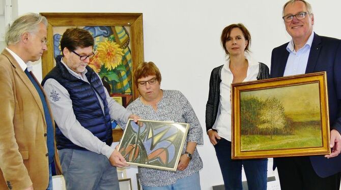 Bilderbewertung in der Galerie Thron (von links): Kulturamtsleiter Werner Ströbele, Wilfried Thron, Dr. Susanne Hartmann, Solvei