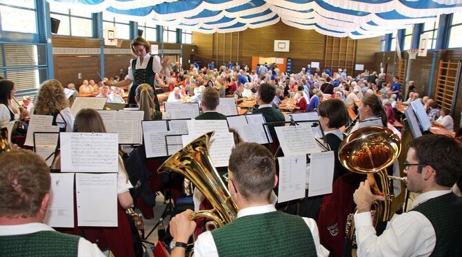 Schwungvolle Blasmusik des Musikvereins Feldhausen-Harthausen und später auch aus Donnstetten hielt die Gäste in Würtingen bei L