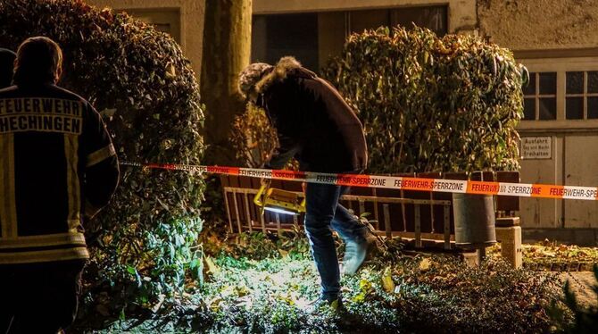 ARCHIV - Ermittler untersuchen am 02.12.2016 in Hechingen (Baden-Württemberg), nachdem ein Mann auf offener Straße vor einer Gas