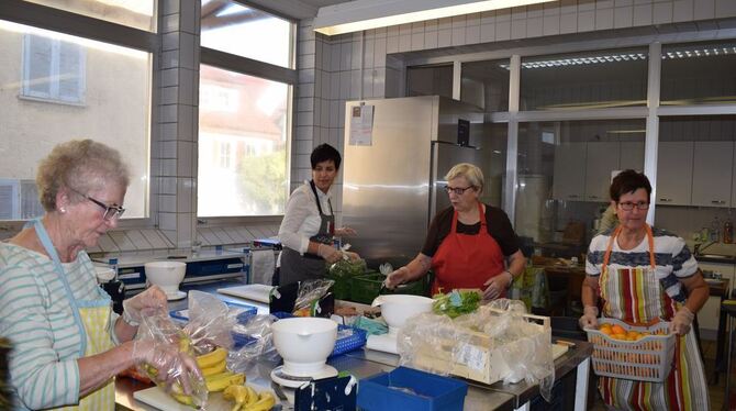 Jede Menge Orangen, Bananen und Gemüse gab es für den Verkauf zu sortieren und zu putzen: Metzingens Finanzbürgermeisterin Carme
