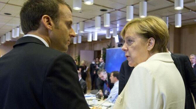 Bundeskanzlerin Angela Merkel spricht mit dem französischen Präsidenten Emmanuel Macron. Foto: Virginia Mayo