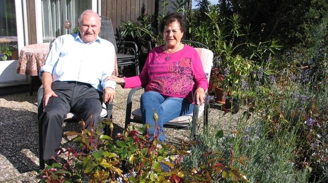 Walter und Ursula Mogg genießen es, mit Blick auf ihr neu geschaffenes  Rosenbeet  in ihrem Garten in der Sonne zu sitzen. Wobei