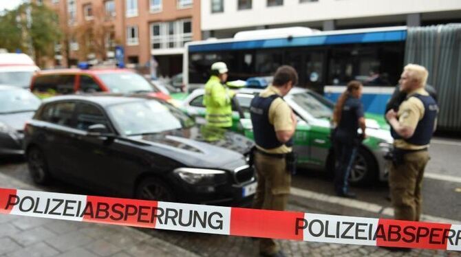 Polizisten sichern nach der Messerattacke den Rosenheimer Platz in München. Foto: Andreas Gebert