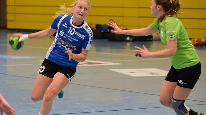 Verena Bodmer (mit Ball), die vier Tore für den VfL Pfullingen erzielte, gibt  der Mössingerin  Tanja Wagner das Nachsehen. FOTO