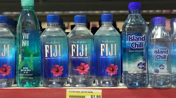 Auf den Fidschi-Inseln kostet der Liter Wasser nur wenig. Im Ausland aber müssen für Fiji Water fünf Euro bezahlt werden - und d