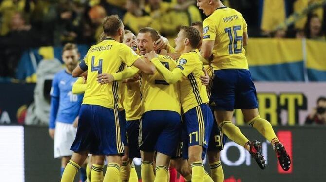 Schwedens Jakob Johansson (M) jubelt mit seinen Mannschaftskollegen über seinen Treffer zum 1:0 gegen Italien. Foto: Frank Au
