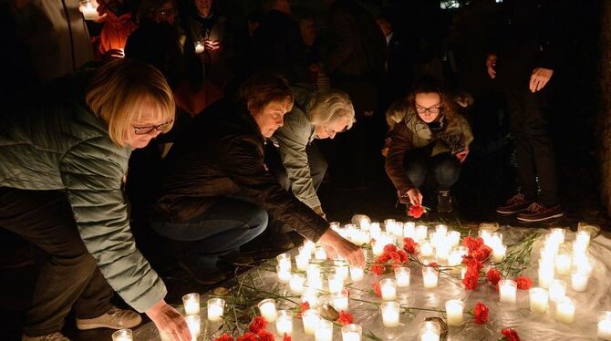 An der Gedenktafel am Heimatmuseum wurden Kerzen entzündet und Gebete gesprochen. FOTO: PIETH