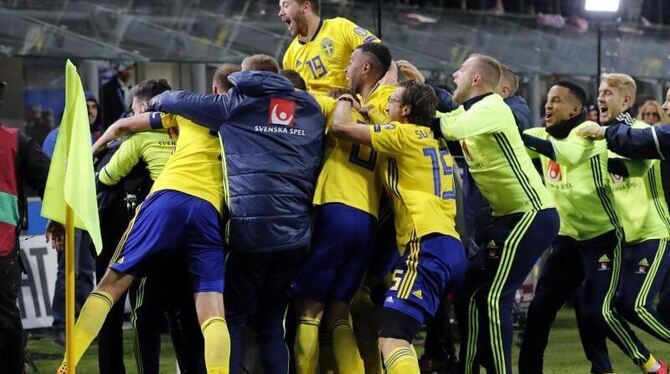 Die Schweden feierten dagegen das Erreichen der WM-Endrunde. Foto: Antonio Calanni