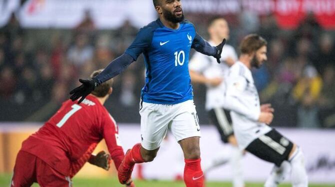 Frankreichs Torschütze Alexandre Lacazette (M) jubelt nach seinem Treffer zum 2:1. Foto: Marius Becker