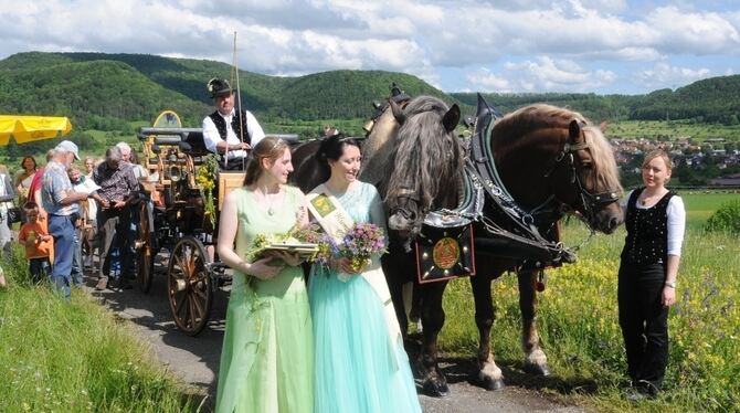 Übergabe der Amtsgeschäfte der Blumenwiesenköniginnen in Talheim: Désirée Neff und Vorgängerin Anja Bechtold (links).
