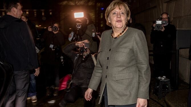 Bundeskanzlerin Angela Merkel (CDU) kommt in Berlin nach dem Abbruch der Sondierungsgespräche aus der parlamentarischen Gesellsc