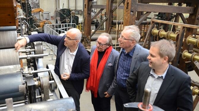 SPD-Stadträte  an der historischen »Krempelmaschine«  im Industriemagazin in der  Eberhardstraße (von links): Ramazan Selcuk, Ul