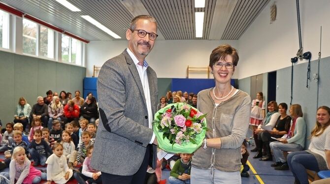 Schulrat Bernd Sitzler setzte Sibylle Jakober offiziell als Schulleiterin der Grundschule Kleinengstingen ein.