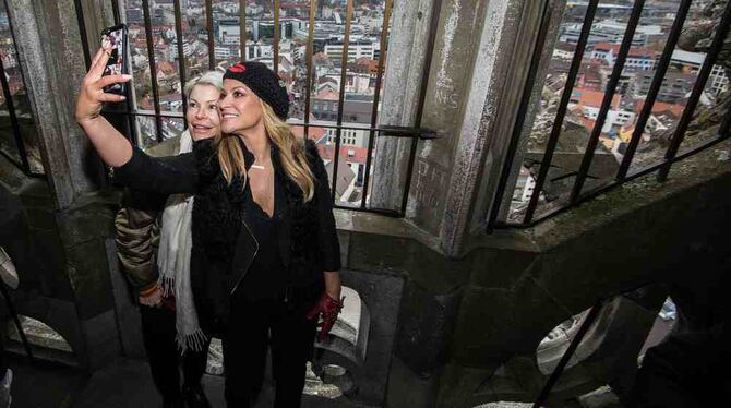 US-Pop-Sängerin Anastacia (r) besucht am 18.11.2017 zusammen mit ihrer Schwester Shawn den Turm des Münsters in Ulm und macht mi
