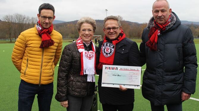 Vierfache Freude über den neuen Kunstrasen (von links): SSV-Gesamtvereinspräsident Karsten Amann, Oberbürgermeisterin Barbara Bo