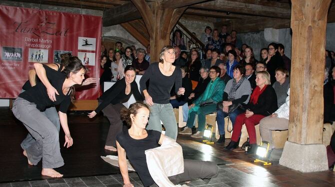 Junge Tänzerinnen von der Tanzschule »TanzZeit« von Bärbel Martini begeisterten mit einem Modern Dance. Foto: Leippert