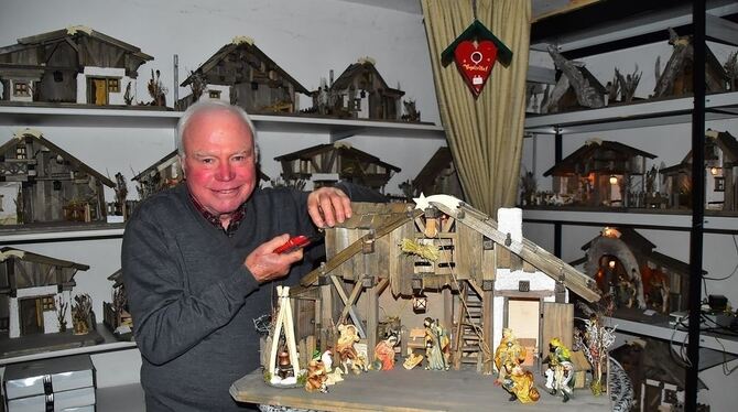 Hans Alle aus Grafenberg mit einer seiner Krippen. Der ehemalige »Textiler« hat zum Holz gefunden.foto: sander