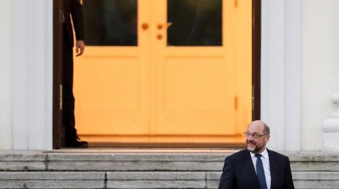 Nach seinem Gespräch mit Bundespräsident Steinmeier verlässt der SPD-Parteivorsitzende Martin Schulz das Schloss Bellevue. Fo