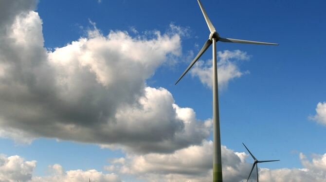 Die Zahl der möglichen Standorte für Windkraftanlagen (hier ein Windpark in Hessen) schrumpft. Erneut hat der Regionalverband zw