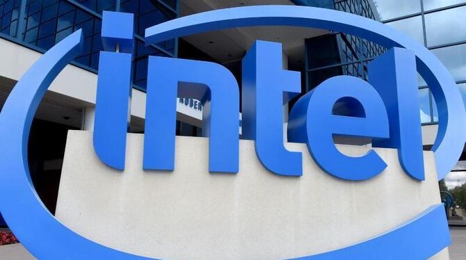 Das Logo des Chipherstellers Intel vor der Zentrale des Unternehmens im kalifornischen Santa Clara. Foto: Andrej Sokolow