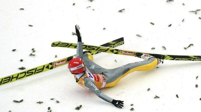 Richard Freitag stürzte beim Springen in Innsbruck. Foto: Georg Hochmuth