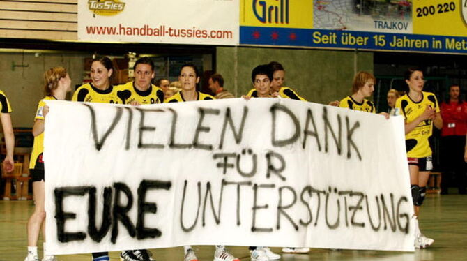 Die Metzinger Handballerinnen dankten ihren Fans im Rahmen des letzten Heimspiels des Jahres für die Unterstützung. Foto: Eibner Die Metzinger Handballerinnen dankten ihren Fans im Rahmen des letzten Heimspiels des Jahres für die Unterstützung. Foto: Eibner