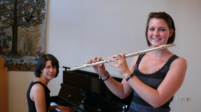 Prunkstück der Musikschule Pliezhausen: Die Förderung von Begabten, hier Alena Neumann (links) und Maren Marx.  ARCHIVFOTO: SAND