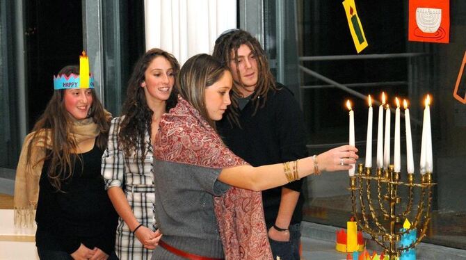 Acht Kerzen zum achttägigen Lichterfest Chanukka, das zum Abschluss des deutsch-israelischen Schüleraustauschs mit einer Weihnac
