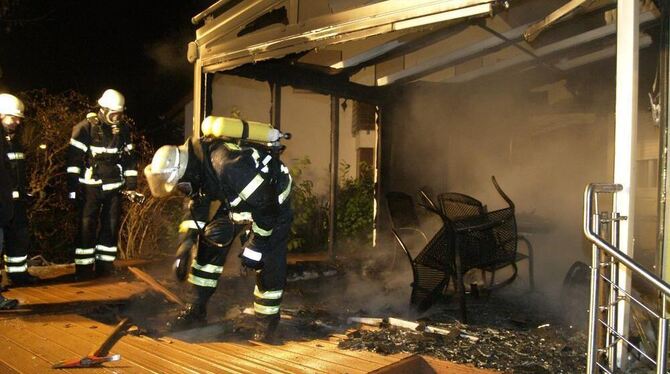Ein Raub der Flammen wurde der Wintergarten an einem Einfamilienhaus in der Neckartailfinger Teckstraße. FOTO: Gravenstein Ein Raub der Flammen wurde der Wintergarten an einem Einfamilienhaus in der Neckartailfinger Teckstraße. FOTO: Gravenstein