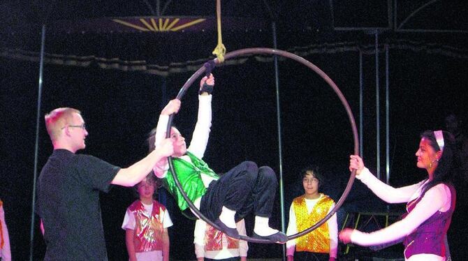 Viel Applaus gab es für die circensischen Vorführungen der Nachwuchsartisten. FOTO: MORAWITZKY Viel Applaus gab es für die circensischen Vorführungen der Nachwuchsartisten. FOTO: MORAWITZKY