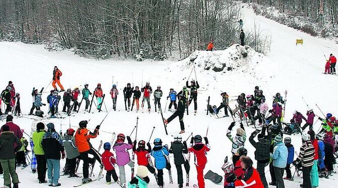Großer Andrang beim Kinderskikurs am Holzelfinger Salach-Skilift. FOTO: SCHEURER