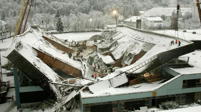 15 Menschen, meist Kinder, verloren beim Einsturz der Eissporthalle in Reichenhall ihr Leben.