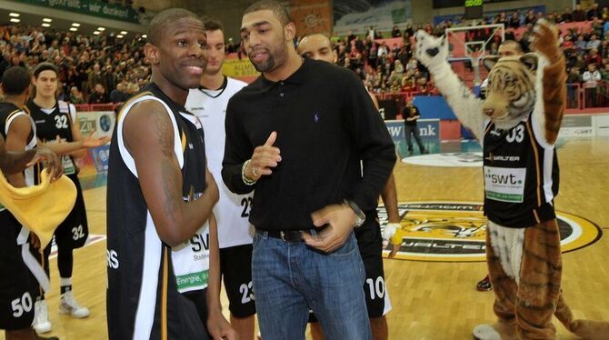 Als die Tigers beim Jubeln waren, hatte Romeo Travis (Mitte) seine Arbeitskleidung schon abgelegt. FOTO: NIETHAMMER Als die Tigers beim Jubeln waren, hatte Romeo Travis (Mitte) seine Arbeitskleidung schon abgelegt. FOTO: NIETHAMMER