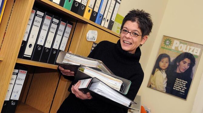 Packt derzeit ihre Umzugskartons: Asylpfarrerin Ines Fischer verlässt Reutlingen. GEA-FOTO: PACHER Packt derzeit ihre Umzugskartons: Asylpfarrerin Ines Fischer verlässt Reutlingen. GEA-FOTO: PACHER