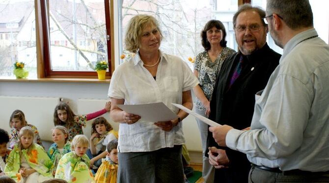 Umringt von kleinen Sängern (von links): die Rektorin der Grundschule Rommelsbach, Angelika Knöller, Chorleiterin Erika Erdmann,
