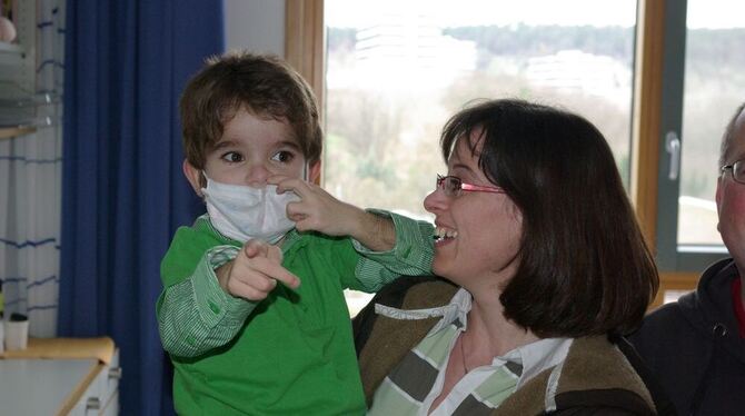 Christian ist wieder putzmunter. Und bringt nicht nur Mutter Nadia Heymann zum Lachen. GEA-FOTO: SEL Christian ist wieder putzmunter. Und bringt nicht nur Mutter Nadia Heymann zum Lachen. GEA-FOTO: SEL