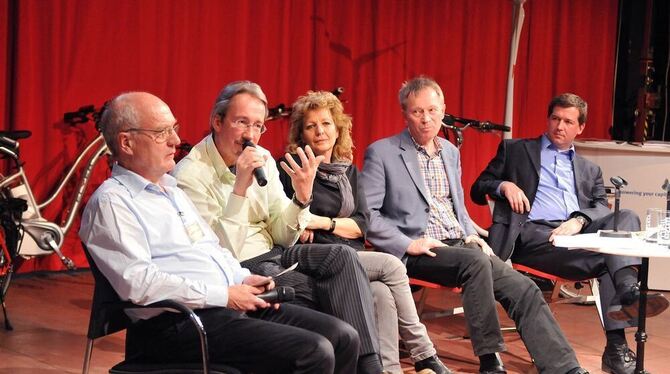 Stellten sich in der Planie 22 den Fragen von Friedrich Hagemeister (links) und dem Publikum: Carl-A. Fechner, Beate Müller- Gem Stellten sich in der Planie 22 den Fragen von Friedrich Hagemeister (links) und dem Publikum: Carl-A. Fechner, Beate Müller- Gem