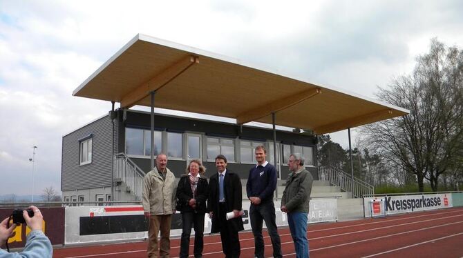 Sie sind mit dem neuen Funktionsgebäude samt überdachter Tribüne im Schönbuchstadion sichtlich zufrieden: TSV-Vorsitzender Klaus