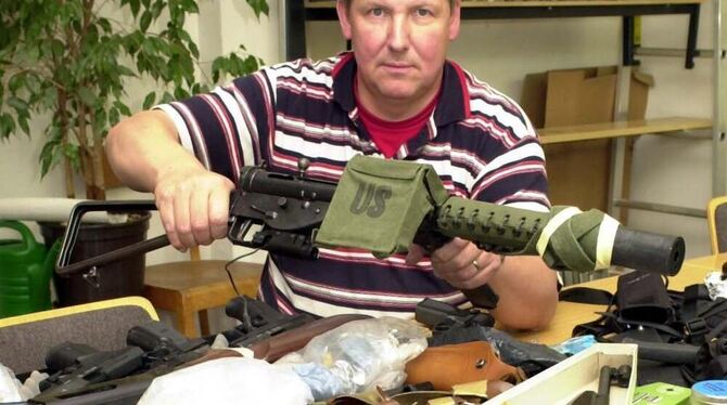 »Alles liegen lassen«: Polizeibeamter mit Waffenfund. »Alles liegen lassen«: Polizeibeamter mit Waffenfund.