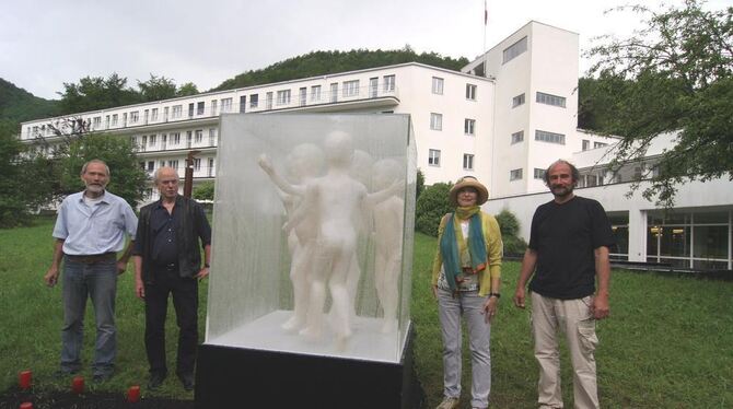»ausgesetzt« heißt das Objekt von Gisela Rohnke, um das herum sich die Künstler Jochen Meyer (links), Peter Barth, Dr. Nurhan Si